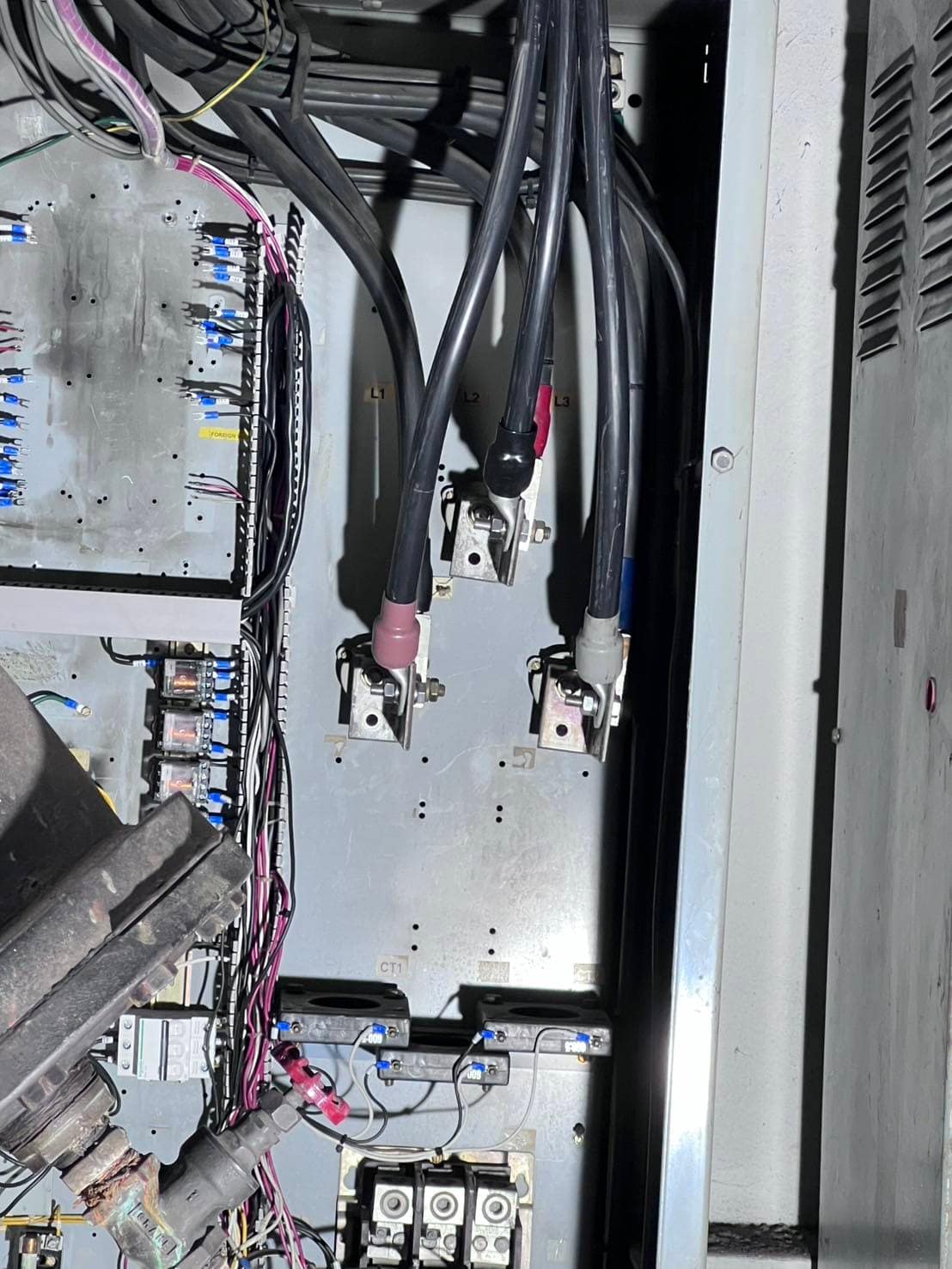 ตรวจสอบระบบควบคุมและสายไฟภายในตู้ Chiller — ORGCARE Engineering & Services