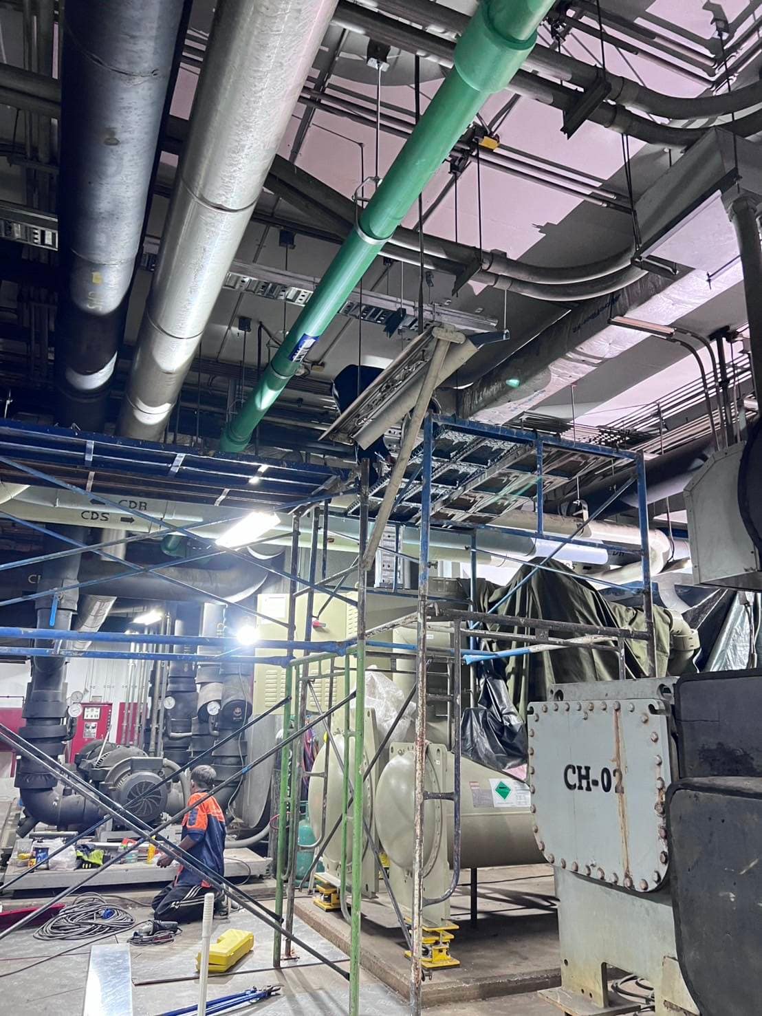 ภาพรวมห้องเครื่อง Chiller Plant อาคารขนาดใหญ่ — ORGCARE Engineering & Services