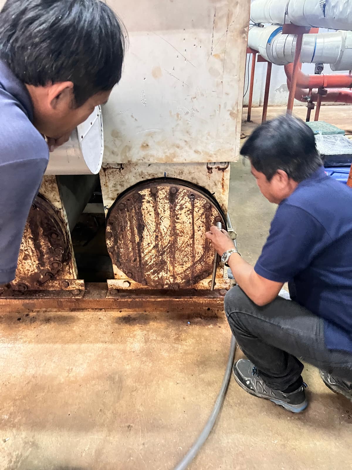 เปิดฝา Water Box เพื่อทำความสะอาดท่อ Chiller — ORGCARE Engineering & Services