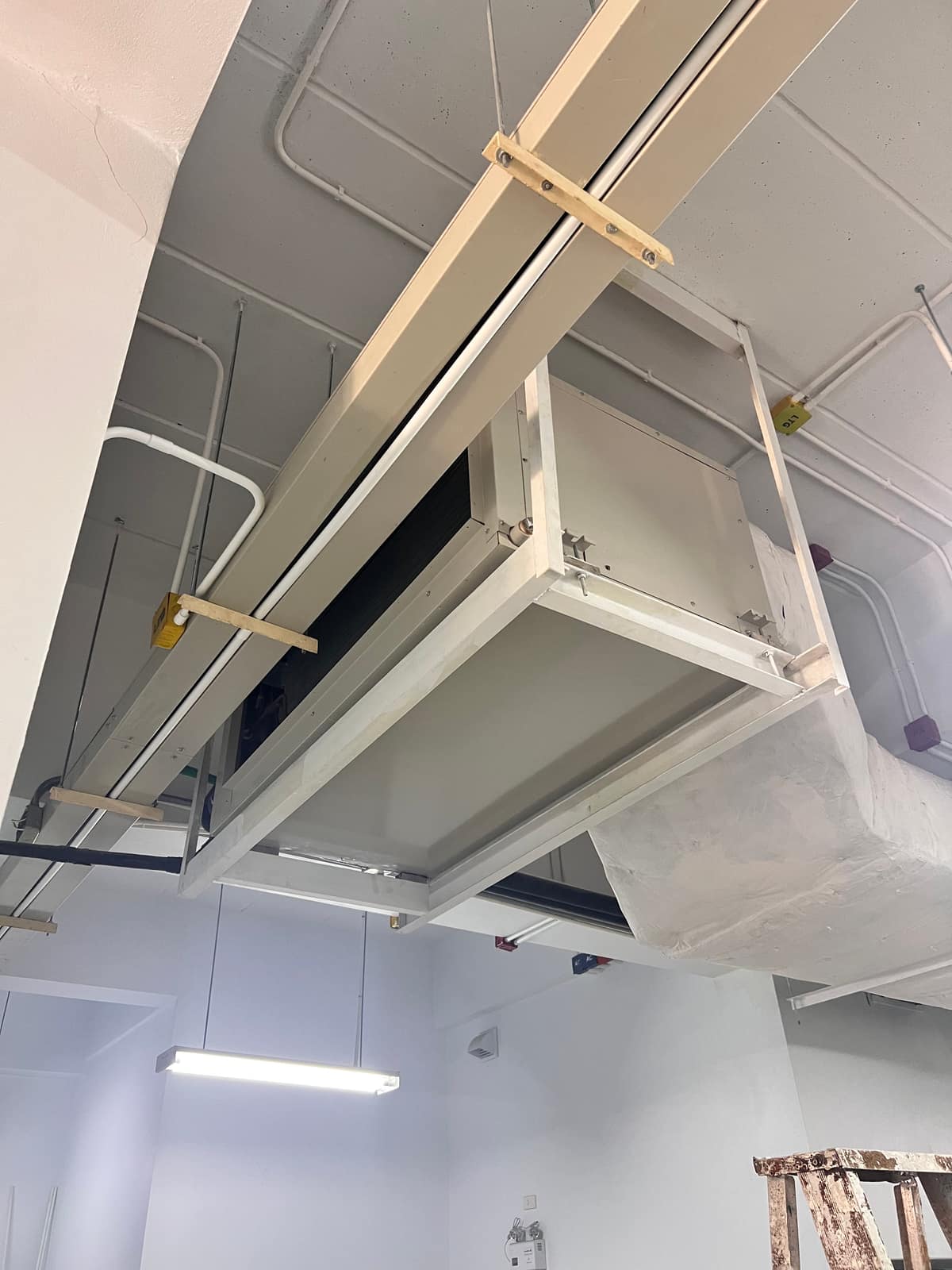 เปิดชุด Fan Coil Unit บนฝ้าเพื่อเข้าล้างคอยล์ — ORGCARE Engineering & Services